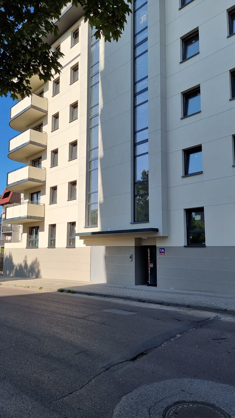 Wejście do nowo wybudowanego budynku mieszkalnego w Pabianicach